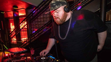 Splash Dance: DJ CRWD CNTL