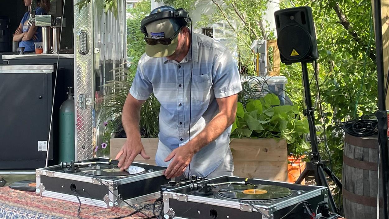 djing outside